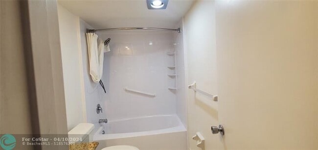 Building Photo - 3095 N Course Dr