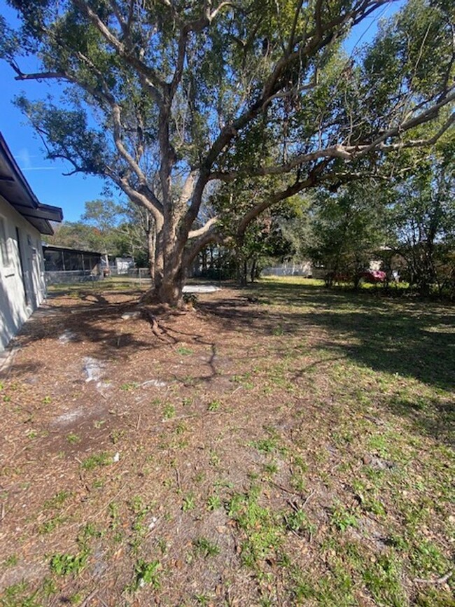 Building Photo - 2 Bed 1 Bath Home Pet Friendly With Large ...