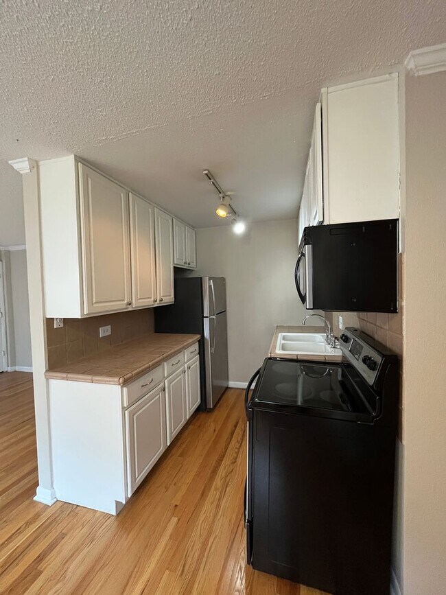 Building Photo - 1 bedroom condo in Denver