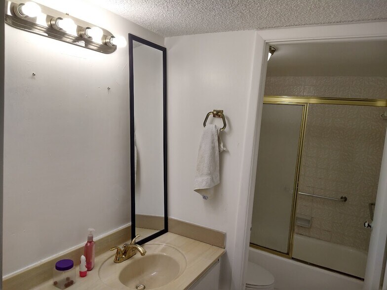 Master Bath - 6039 Collins Ave