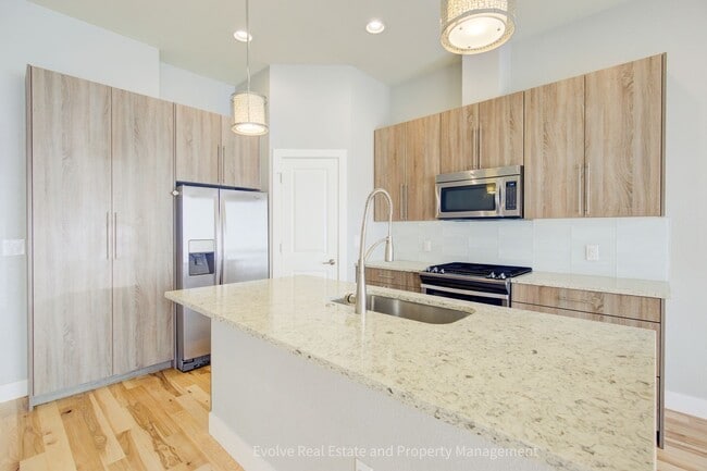 Building Photo - Evolve Real Estate: Gorgeous Townhome Near...