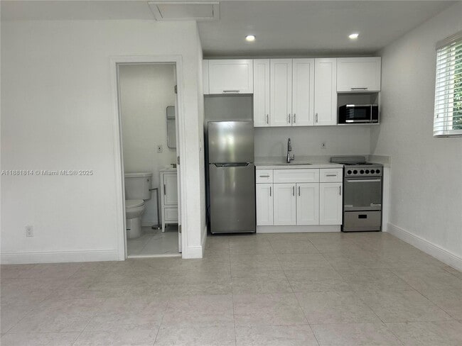 Building Photo - 2806 SW 35th Ave