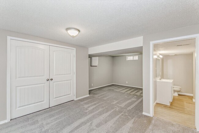 Building Photo - WEST Side Duplex for rent! Spacious 3 bed/2 bath duplex for rent! Move In Special- 1/2 off 2nd mo...