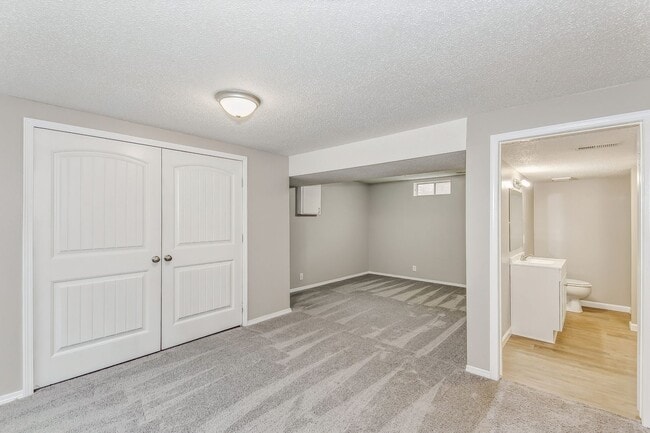 Building Photo - WEST Side Duplex for rent! Spacious 3 bed/2 bath duplex for rent