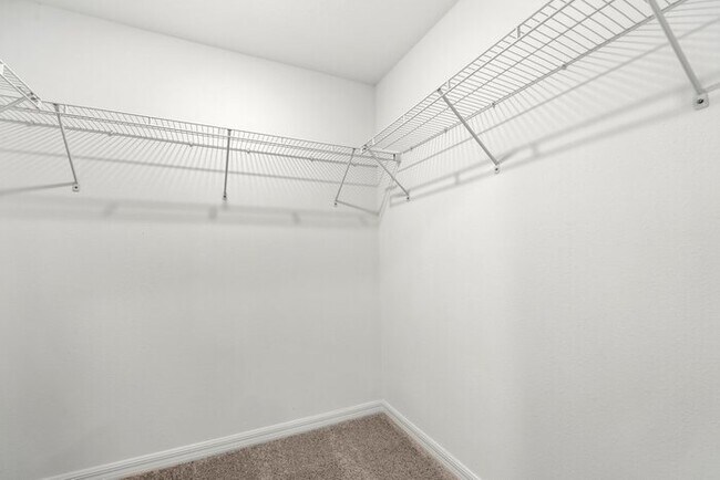 Building Photo - LIKE NEW Townhome in Willow Square!