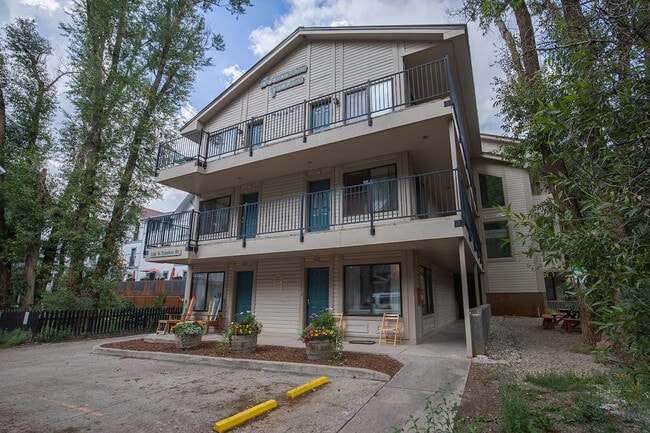 Building Photo - 136 S Tomboy Dr