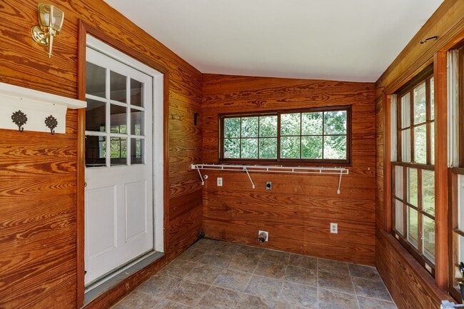 Building Photo - 2121 Simonton Bridge Rd