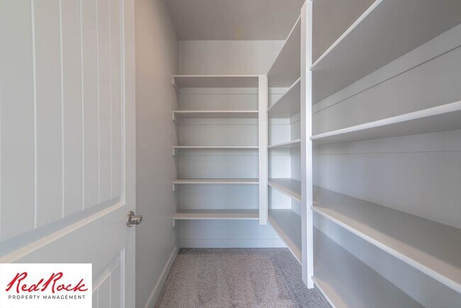 Building Photo - Beautiful 4-Bedroom 2.5 Bath with a 3 Car ...