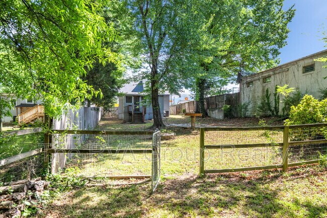 Building Photo - 2517 Haden Ave