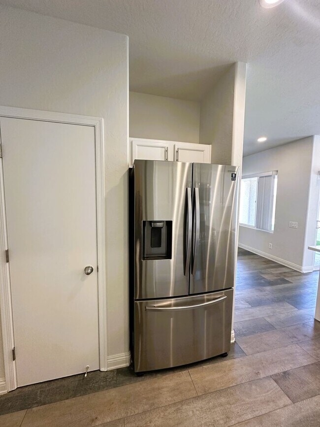 Building Photo - ANTHEM HIGHLANDS!! READY FOR IMMEDIATE MOV...