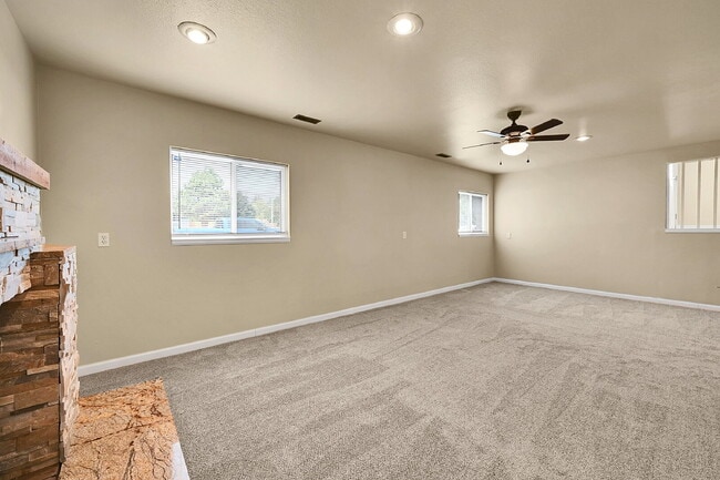 Building Photo - $2,095, 3 bed, 2 bath, located in Colorado...