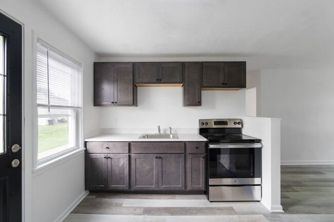 Building Photo - 4 Bedroom Townhome Available!