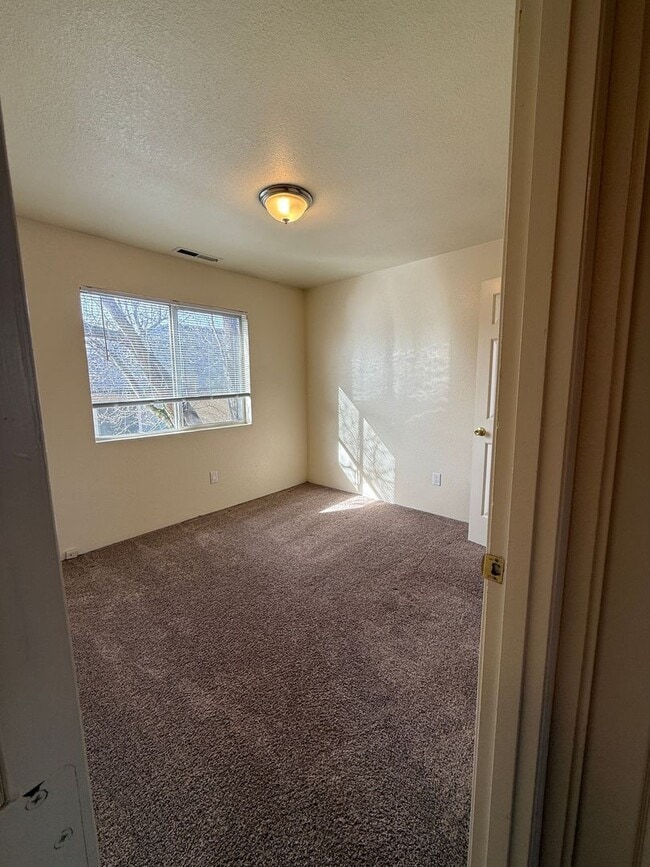 Building Photo - 2037 Campus Dr