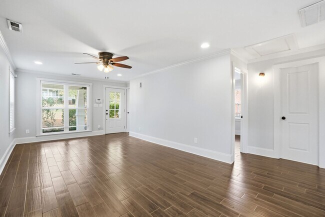 Building Photo - 3 Bedroom Home with a deck in Plaza-Midwood!