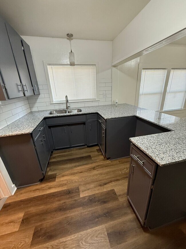Building Photo - HOUSE:  3 Bed, 1 bath, Large Yard, Newly R...