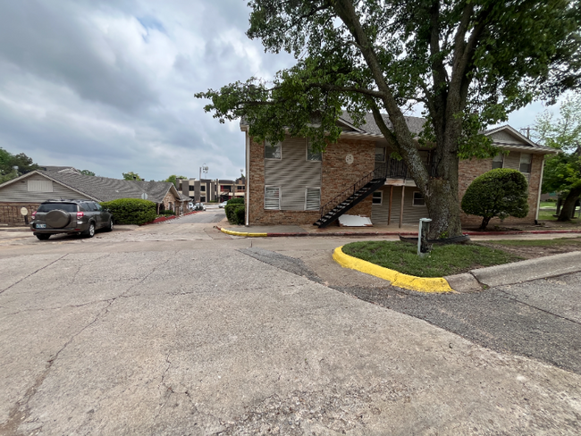 Building Photo - 6734 N Meridian Ave