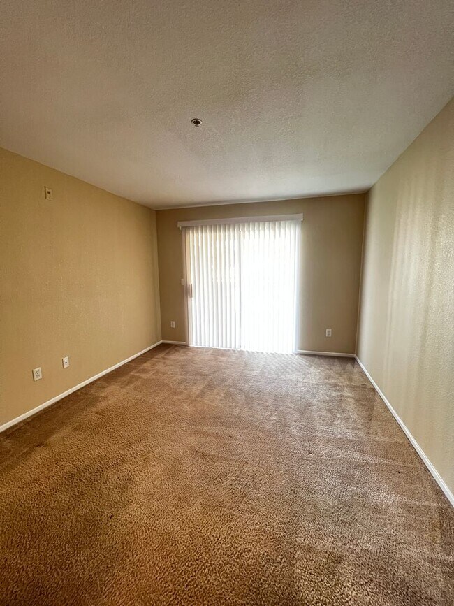 Building Photo - Beautiful Condo in a Gated Community!