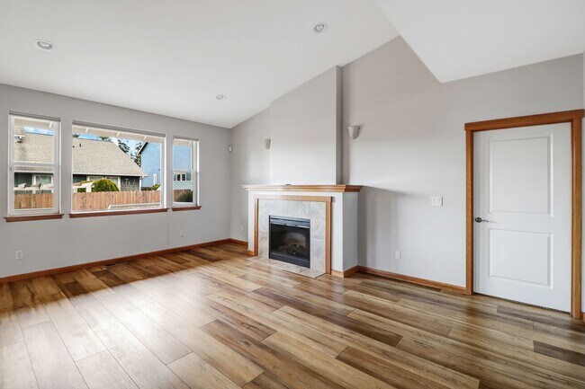 Building Photo - 3 Bed 2 Bath - Fairway Point - Pet per Approval - Fenced Backyard