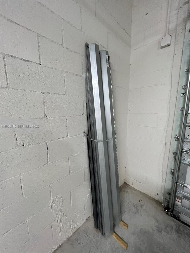 Building Photo - 1060 Capri Cir