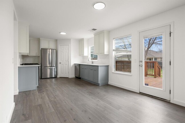 Building Photo - 2204 Founder Dr