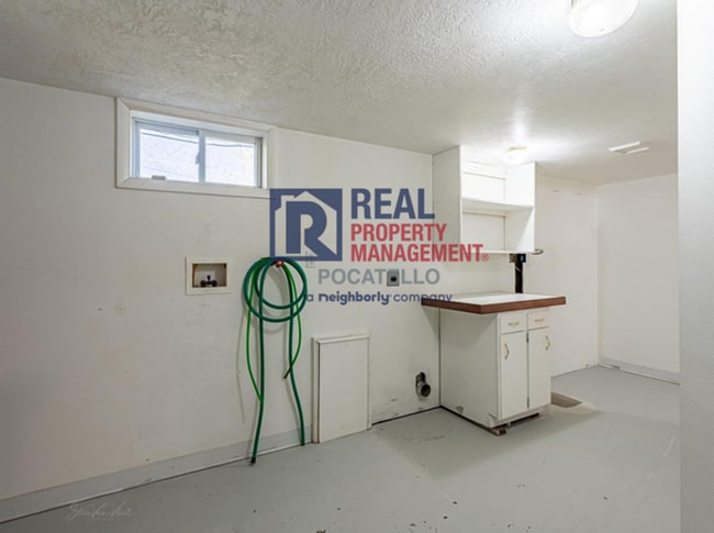 Building Photo - 5 Bedroom Home - University Area - Must See - Pet (dog) Negotiable