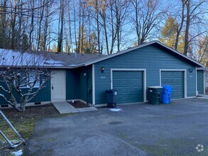 Building Photo - Large 3 bed 2 bath Duplex in Tumwater!  Ea...