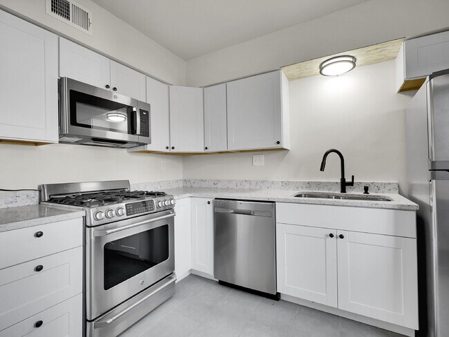 Building Photo - $2,245.95 - $300 OFF - First 2 Months'Rent - 3 Bedrooms, 1.5 Bathrooms, Single Family Home in Aur...