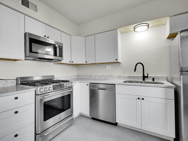 Building Photo - $2,340.95 - $300 OFF - First 2 Months'Rent - 3 Bedrooms, 1.5 Bathrooms, Single Family Home in Aur...