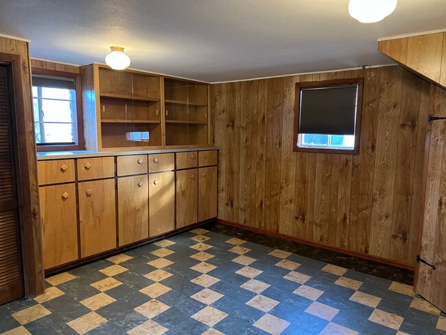 Building Photo - 4 BEDROOM 2 BATHROOM SINGLE FAMILY HOME