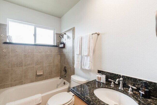 Building Photo - 309 S Rios Ave