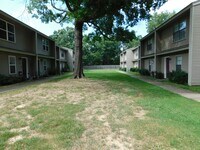 Building Photo - 2 Bed 1.5 Bath Condo