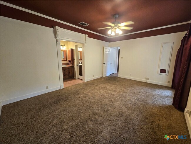 Building Photo - 294 Tolle St