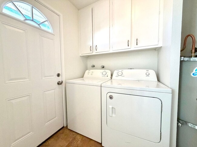 Building Photo - 55+ community-Move-in Ready 2 Bedroom 2 Bath Sun City Home!