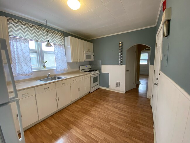 Kitchen - 214 Rochelle Ave