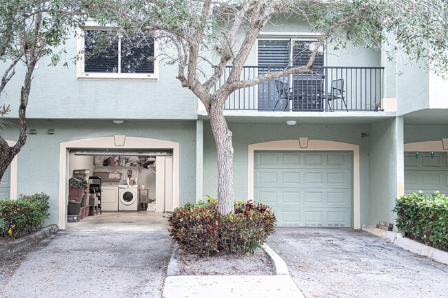 Building Photo - 350 Crestwood Cir