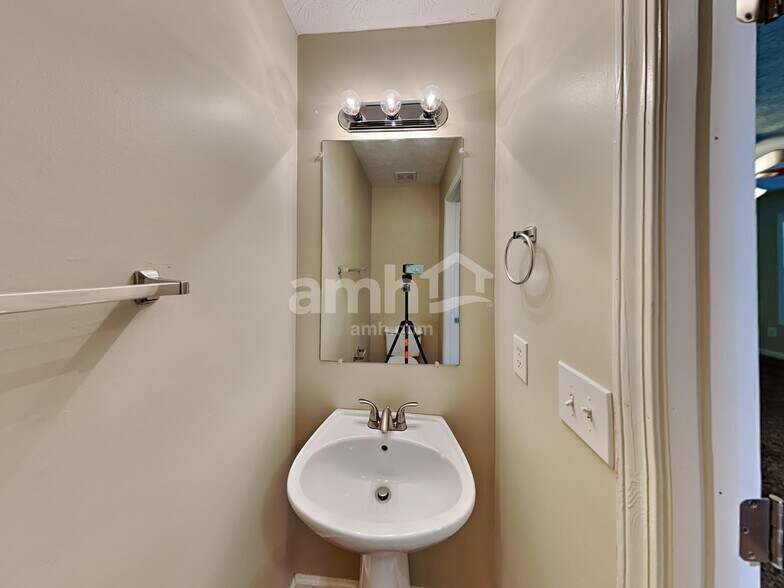 Building Photo - 246 Stone Creek Dr
