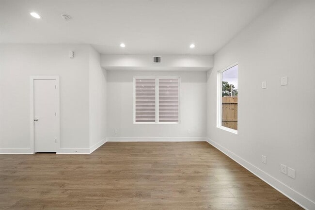 Building Photo - 833 Dorchester St