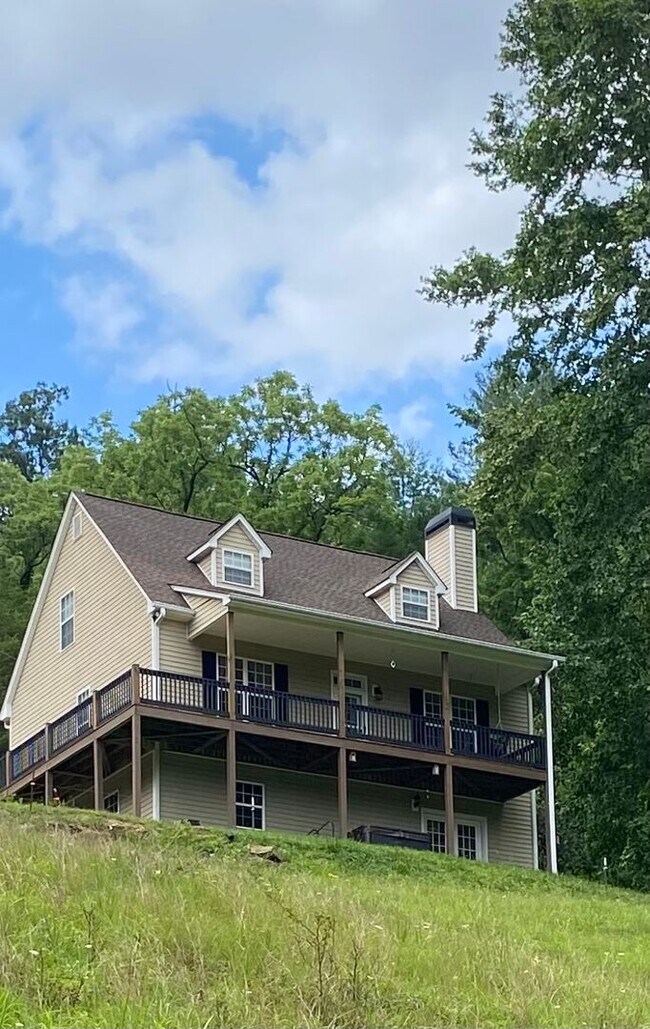 Building Photo - Beautiful 3/3 home in Caney Fork area.