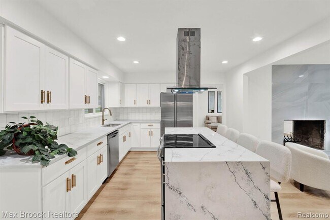 Building Photo - 7011 White Pine Dr