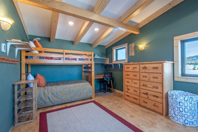 Building Photo - 5077 Pine Dr