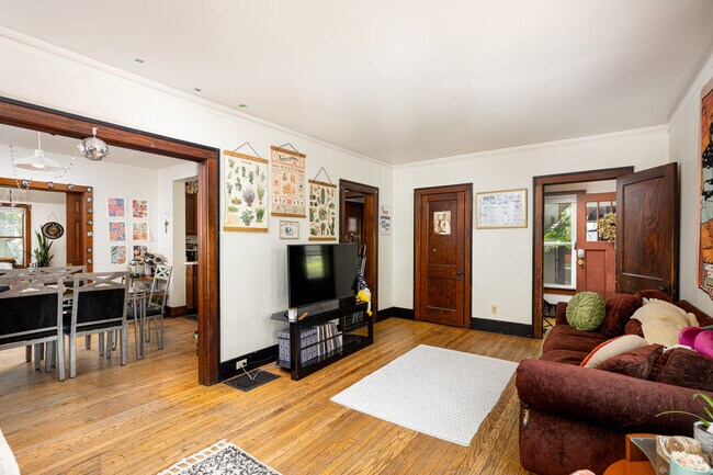Building Photo - 711 Granger Ave