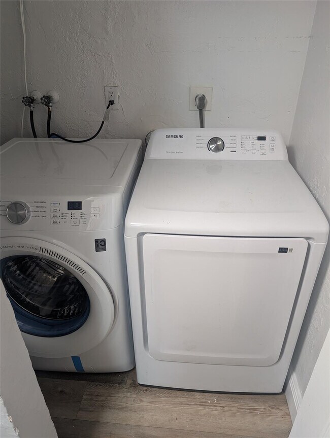 Building Photo - 5820 NW 17th Pl