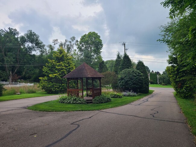 Building Photo - Six Bedroom Home in Park Ridge Estates