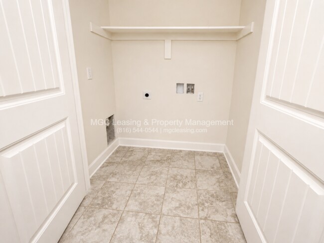 Building Photo - 3 Bedroom Luxury Townhome in Lee's Summit