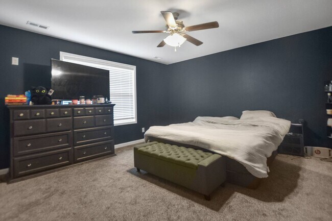 Building Photo - Two Bedroom in Sango!
