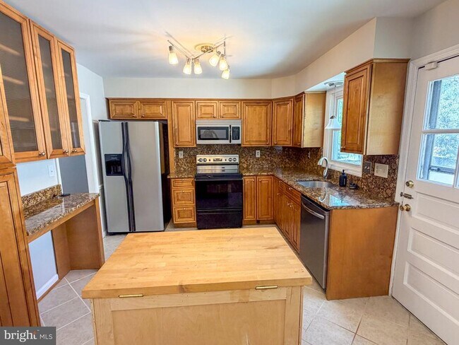 Building Photo - 8830 W Fort Foote Terrace
