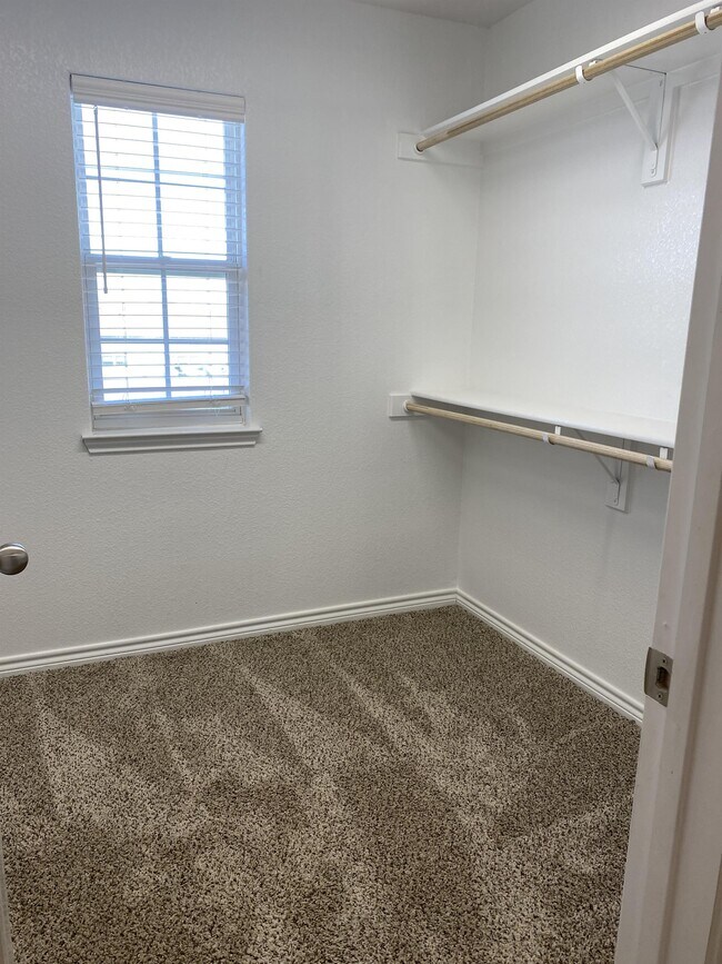 Building Photo - 7627 Stonehollow