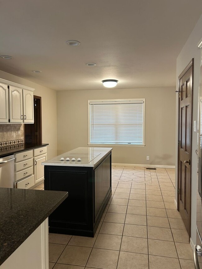 Building Photo - Beautiful Lake Home