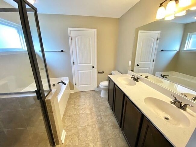 Building Photo - Stonebriar- Spacious 4 Bedroom 2.5 Bath Ho...