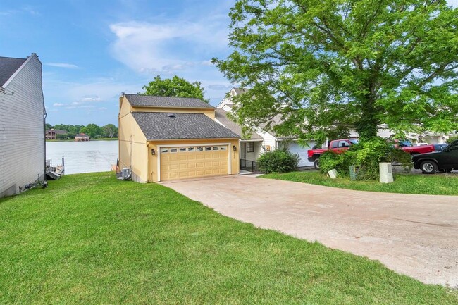 Primary Photo - 1216 Lake View Dr